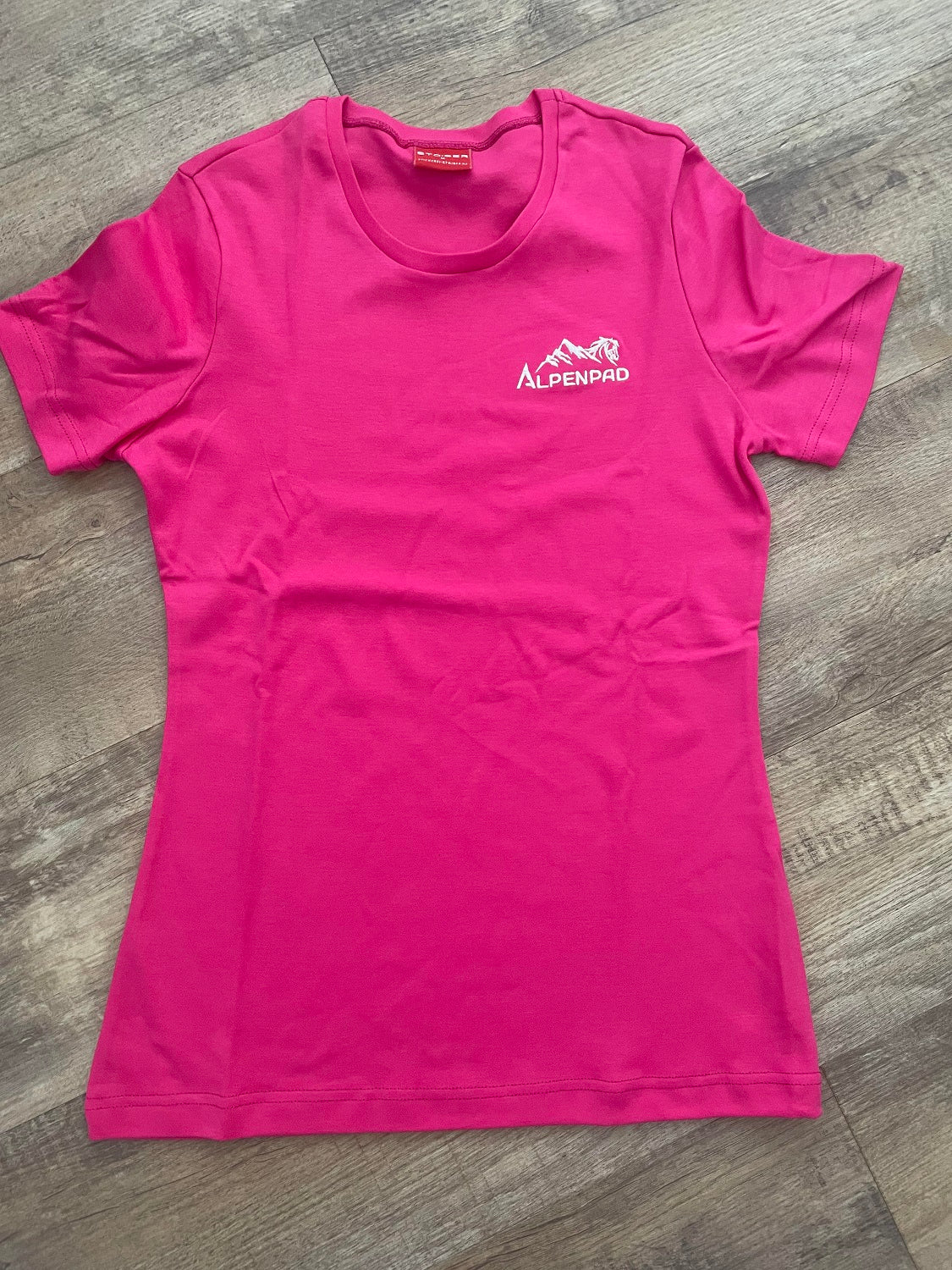 AlpenPad – Besticktes Baumwoll Shirt  – Pink - Horse_Art_Bodensee
