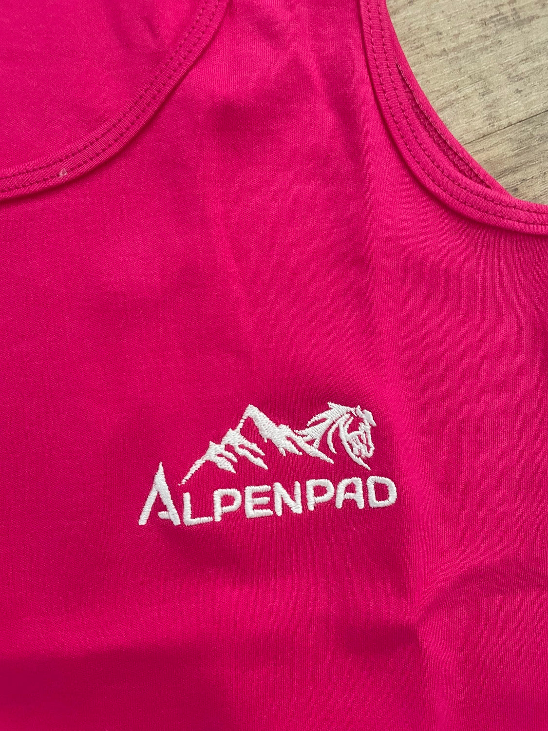 AlpenPad – Besticktes Baumwoll Top – Pink - Horse_Art_Bodensee